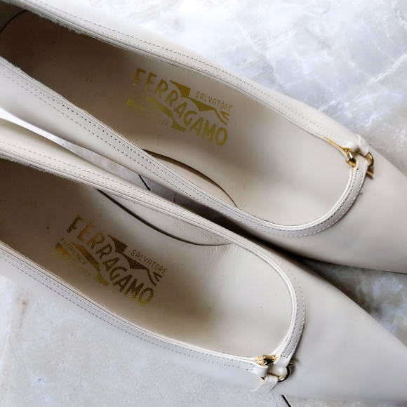 Vtg Ferragamo Cream Logo Block Low Heels 4.5B - Picture 5 of 6